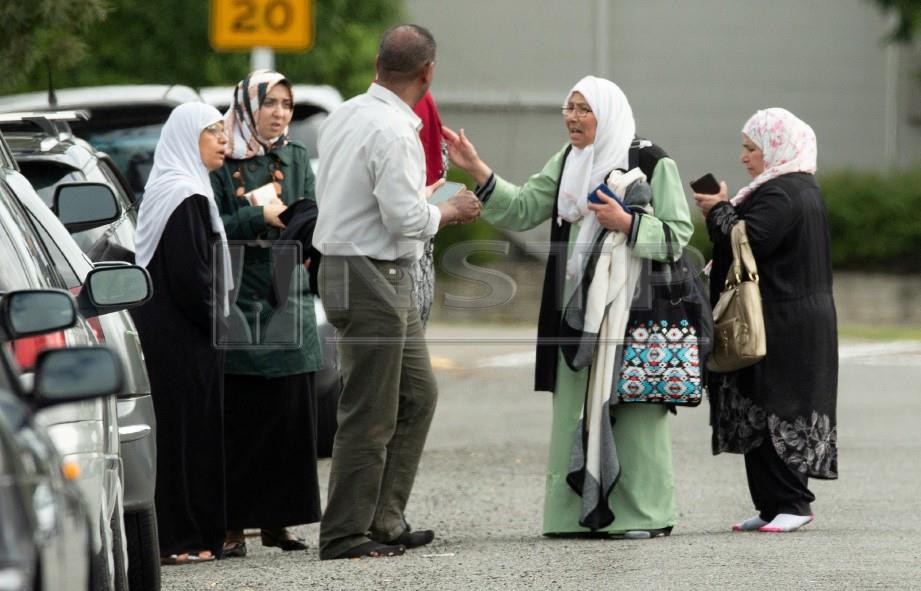 KELUARGA mangsa tembakan rambang berkumpul di hadapan masjid Al-noor di Christchurch, New Zealand. FOTO Reuters