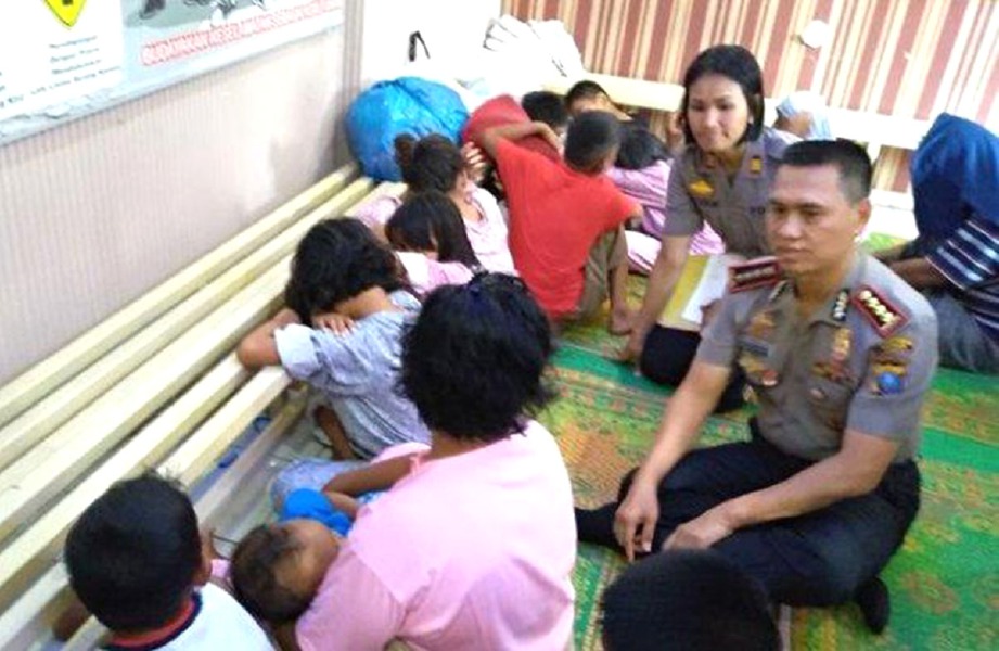 PENGEMIS kanak-kanak di Medan. FOTO Kompas