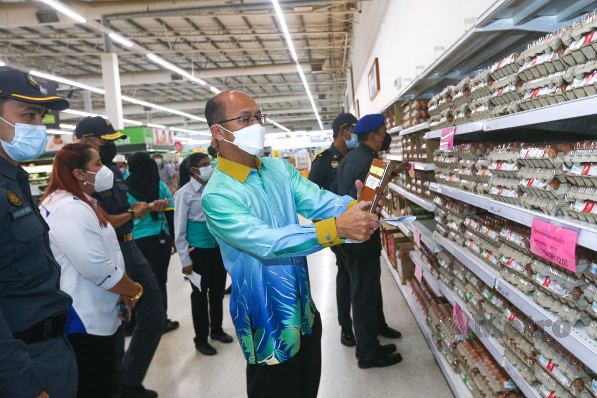 HEE Sem meninjau harga kawalan sayur bersama KPDNHEP ketika Pelaksanaan Pengumuman Penentuan Harga Maksimum Skim Harga Maksimum Keluarga Malaysia Peringkat. FOTO Syafeeq Ahmad