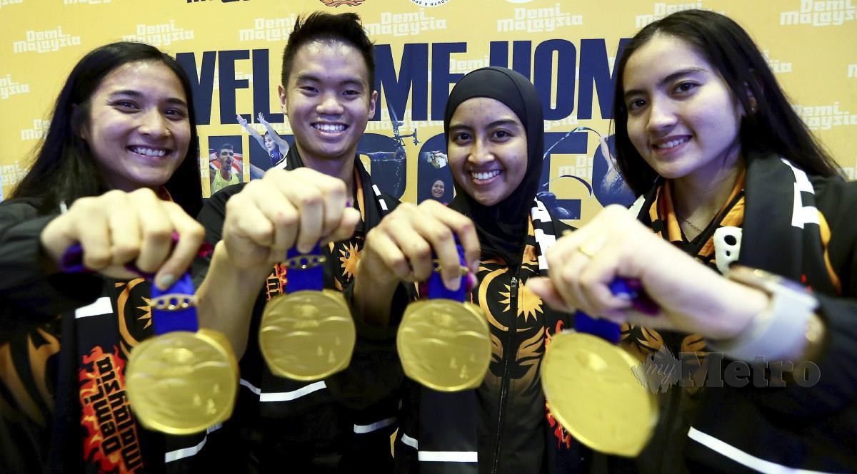 PEMAIN skuasy negara (dari kiri), Aira, Eain Yow, Aifa dan Rachel mempamerkan pingat emas Sukan Asia. FOTO MOHD FADLI HAMZAH