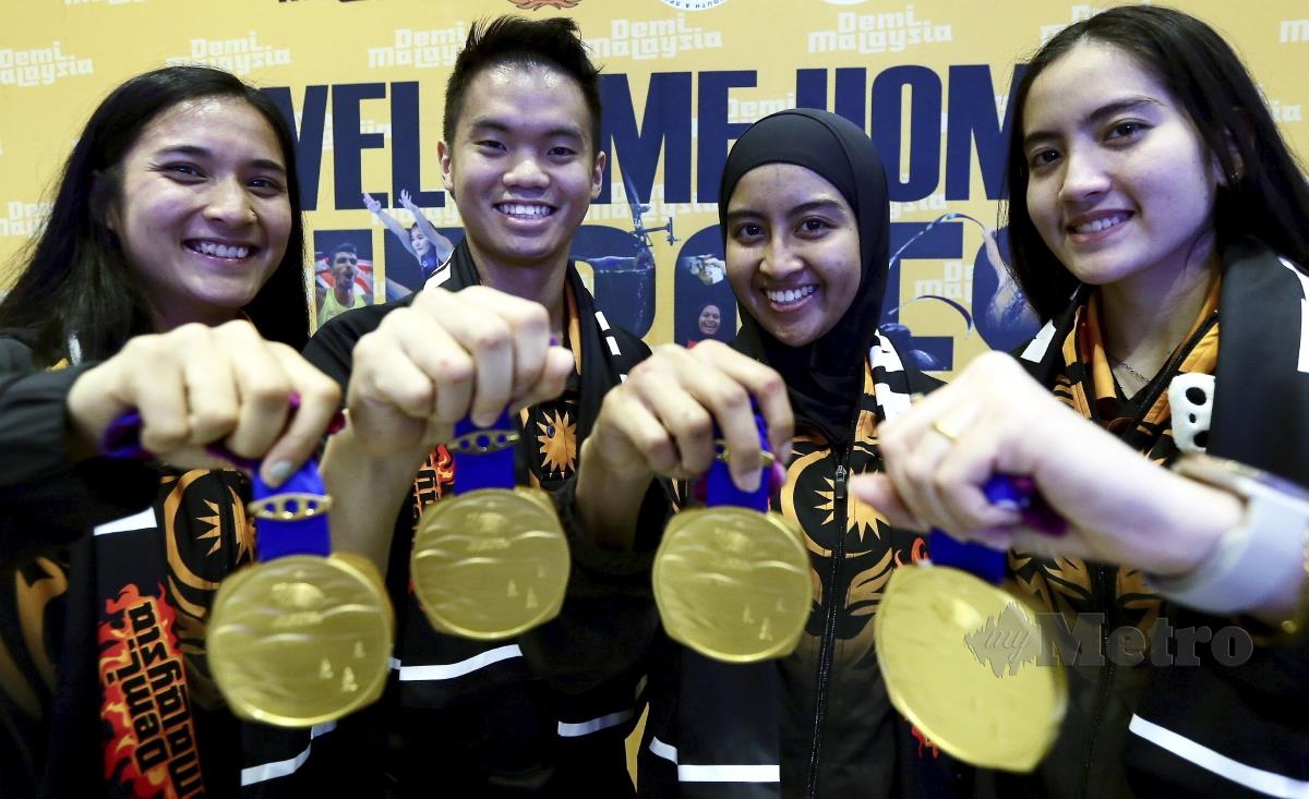 (Dari kiri), Aira Azman, Ng Eain Yow, Aifa Azman dan Rachel Arnold bergambar bersama pingat emas Sukan Asia yang dimenangi mereka.