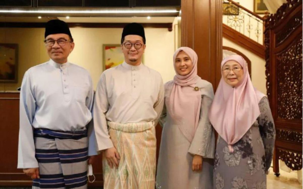 NURUL Izzah dan suami diapit oleh Anwar dan Dr Wan Azizah selepas pernikahan pasangan itu semalam. Gambar Facebook Nurul Izzah
