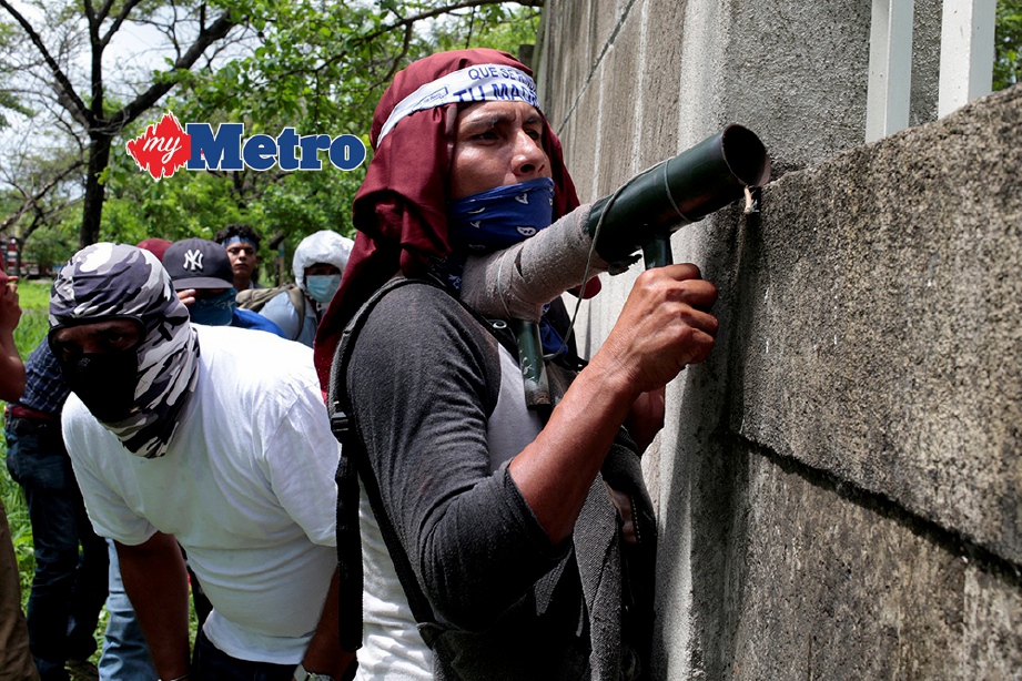 PENUNJUK perasaan  bersedia untuk melancarkan mortar buatan sendiri ke kediaman  Ortega. FOTO/AFP 