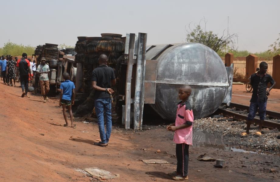 KEADAAN lori tangki yang meletup di Niamey.