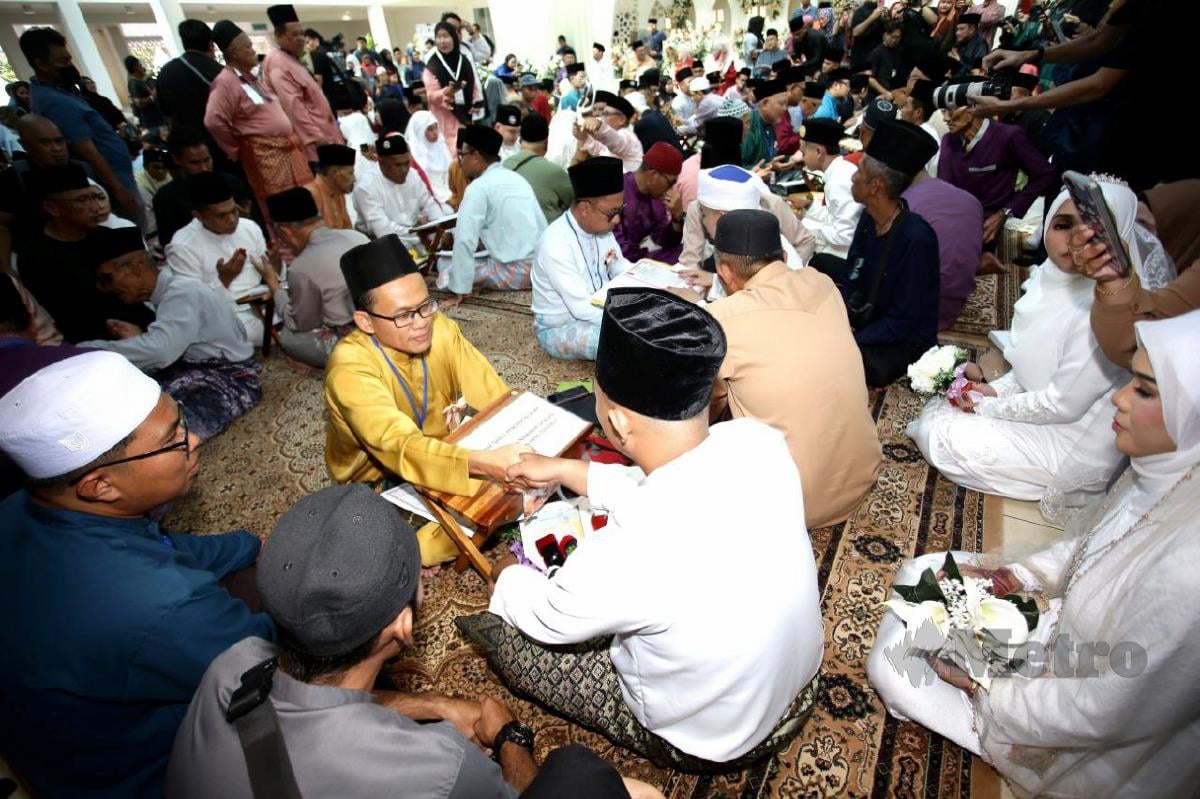 Seramai 30 pasangan Berkahwin beramai-ramai pada Program Akad Semarak Ummah 2023, di Masjid Darul Hana, Petra Jaya Kuching. FOTO NADIM BOKHARI