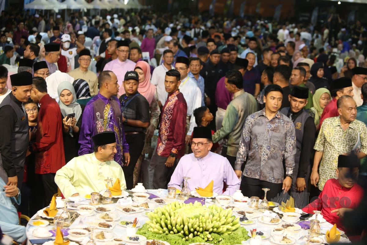 Anwar (tengah) diiringi Mohd Nassuruddin dan Nik Nazmi menghadiri Majlis Sambutan Aidilfitri Madani Peringkat Kelantan hari ini. FOTO Nik Abdullah Nik Omar.