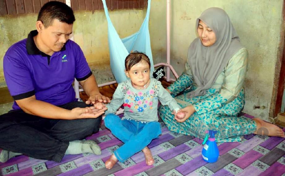 NIK Ainin Sofiya (tengah) bersama ibunya, Nik Melisa dan bapanya Nik Mohd Kamarul Zaman. FOTO Roselan Ab Malek