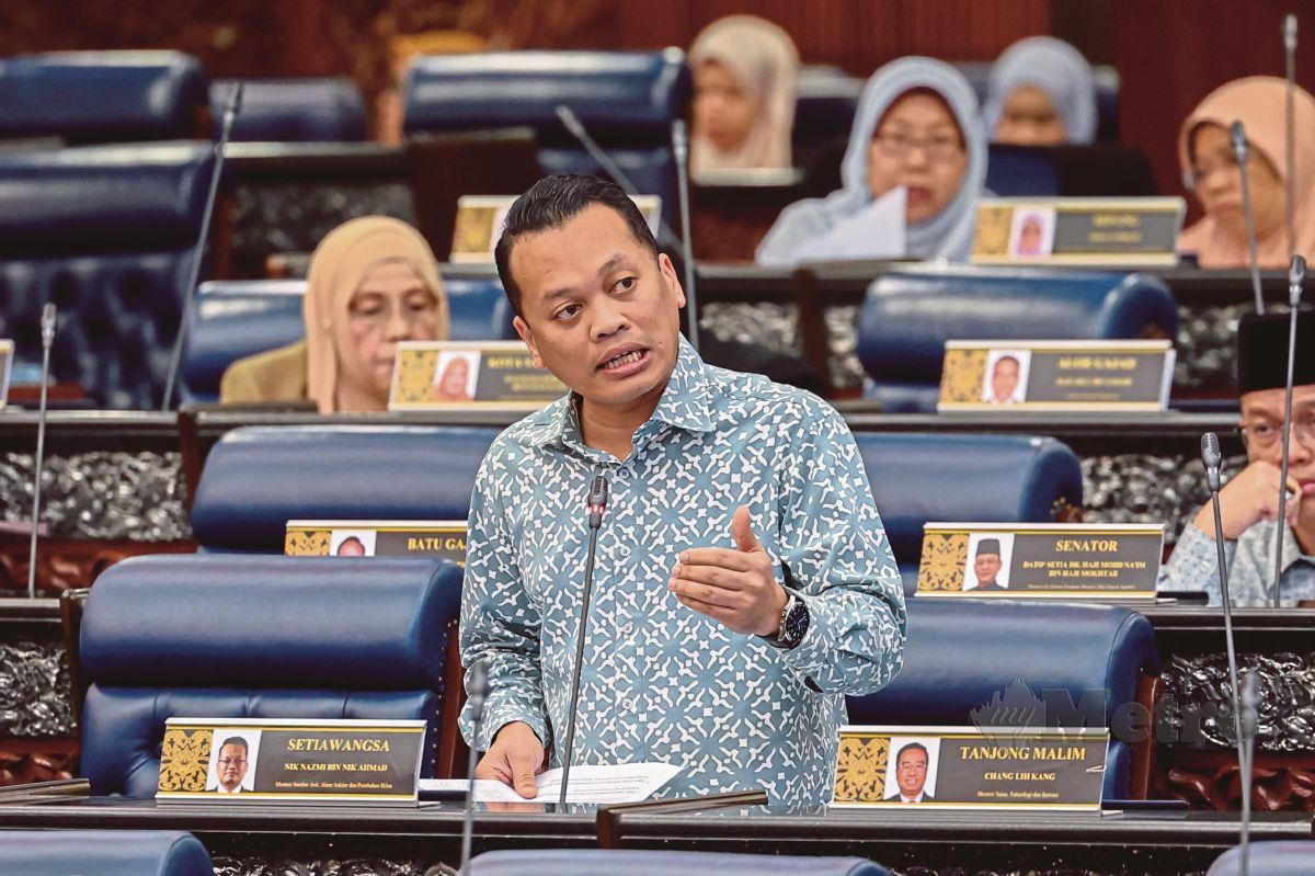 Nik Nazmi Nik Ahmad ketika sesi soal jawab pada Persidangan Dewan Rakyat di Bangunan Parlimen hari ini. FOTO BERNAMA