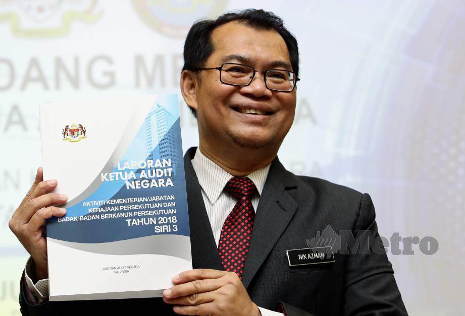 NIK Azman menunjukkan Laporan Audit Tahun 2018 di Putrajaya. FOTO Mohd Fadli Hamzah