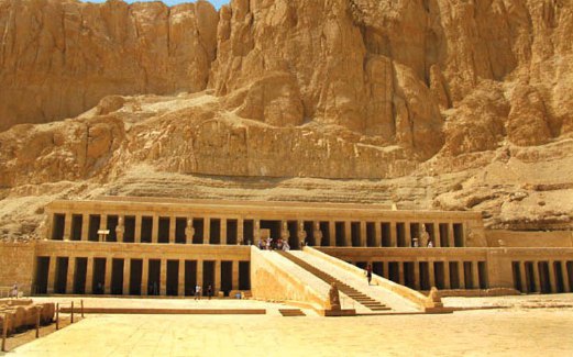 Kuil Karnak di Luxor yang boleh dilihat dari kapal persiaran.