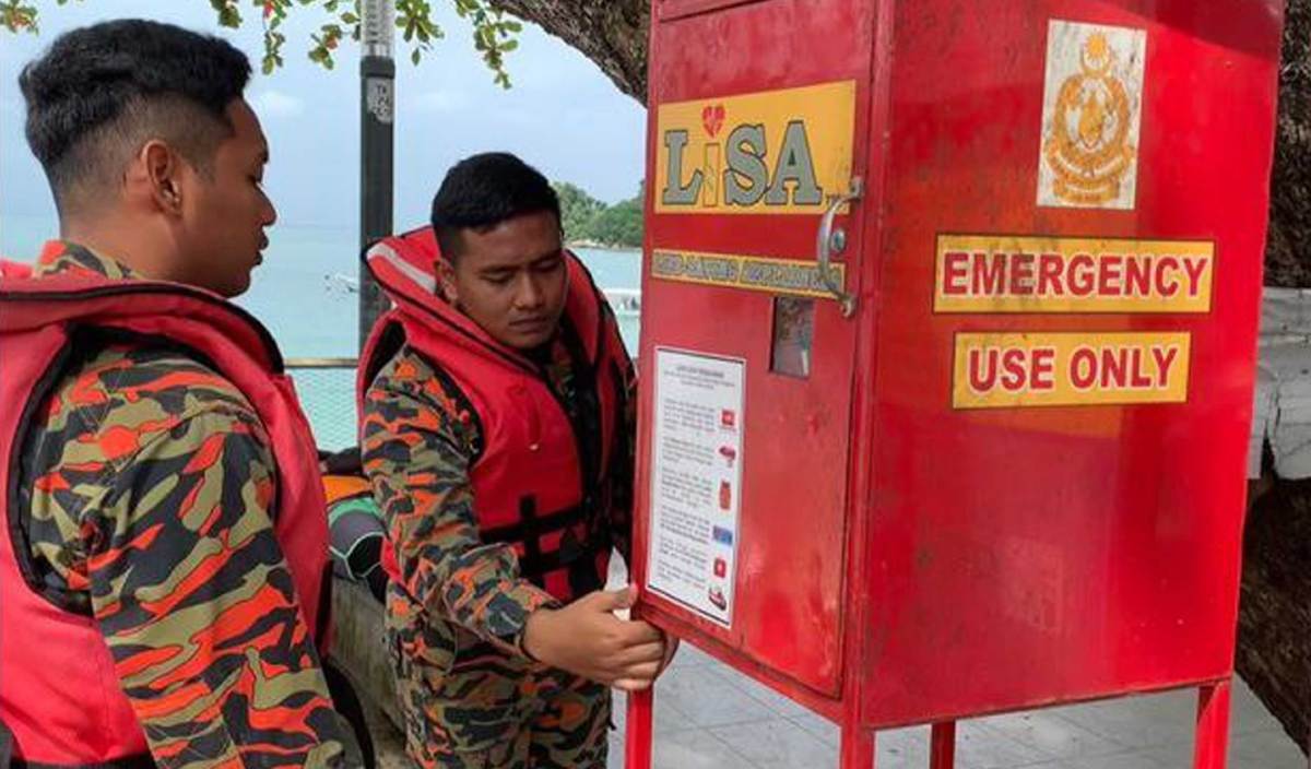ANGGOTA bomba mempersiapkan peti LiSA di Pantai Teluk Nipah dan Pantai Pasir Bogak sebagai persediaan fenomena air pasang surut unik di Pulau Pangkor. FOTO Ihsan BBP Pulau Pangkor