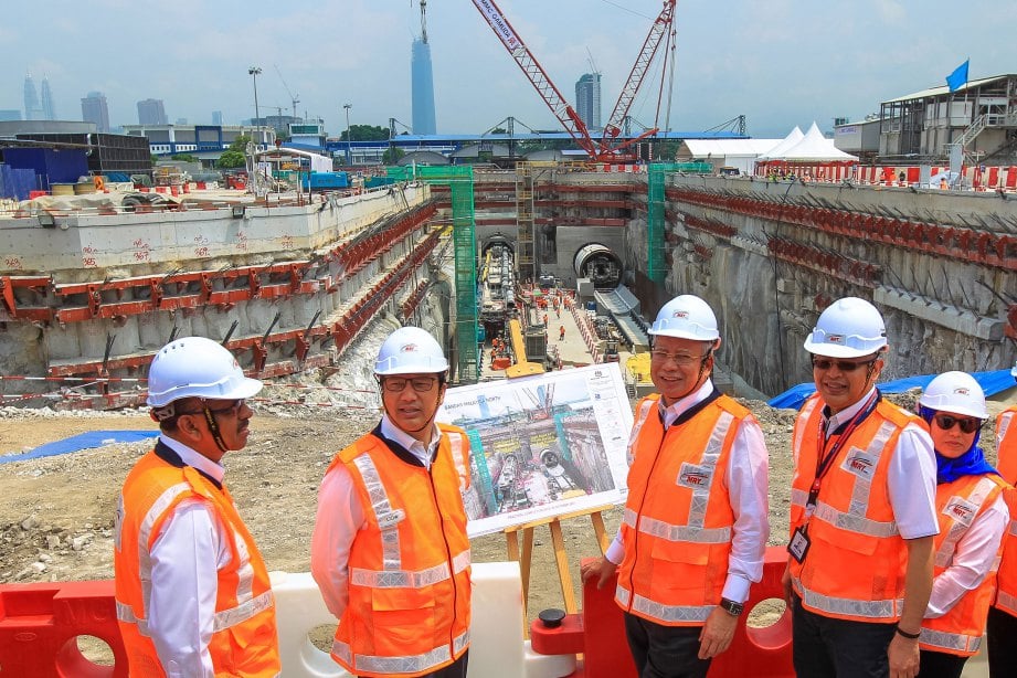 NAJIB  bersama Liow (dua dari kiri) dan Ali Hamsa (kiri) melawat tapak projek kerja pembinaan terowong laluan MRT Sungai Buloh-Serdang-Putrajaya (SSP) di Bandar Malaysia.