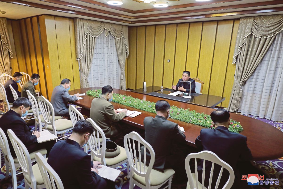 FOTO rasmi menunjukkan Jong Un melawat Markas Kecemasan Pencegahan Epidemik Negara di Pyongyang. FOTO EPA 