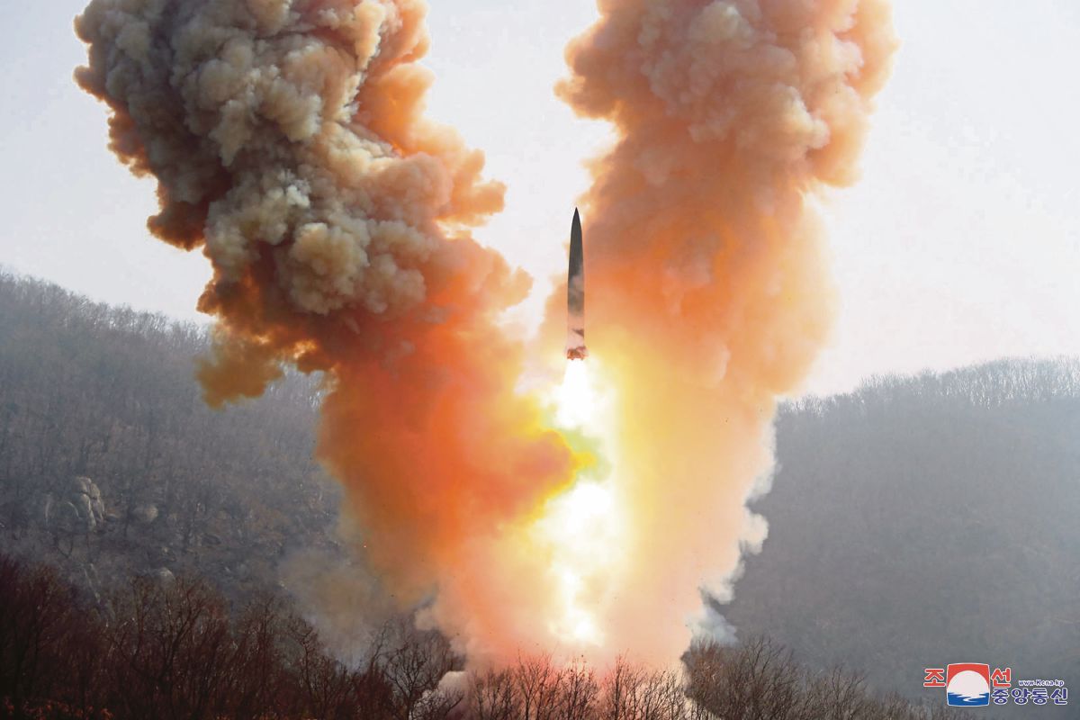 FOTO menunjukkan simulasi latihan ketenteraan simulasi serangan nuklear di Cholsan, Korea Utara. FOTO KCNA/ KNS / AFP