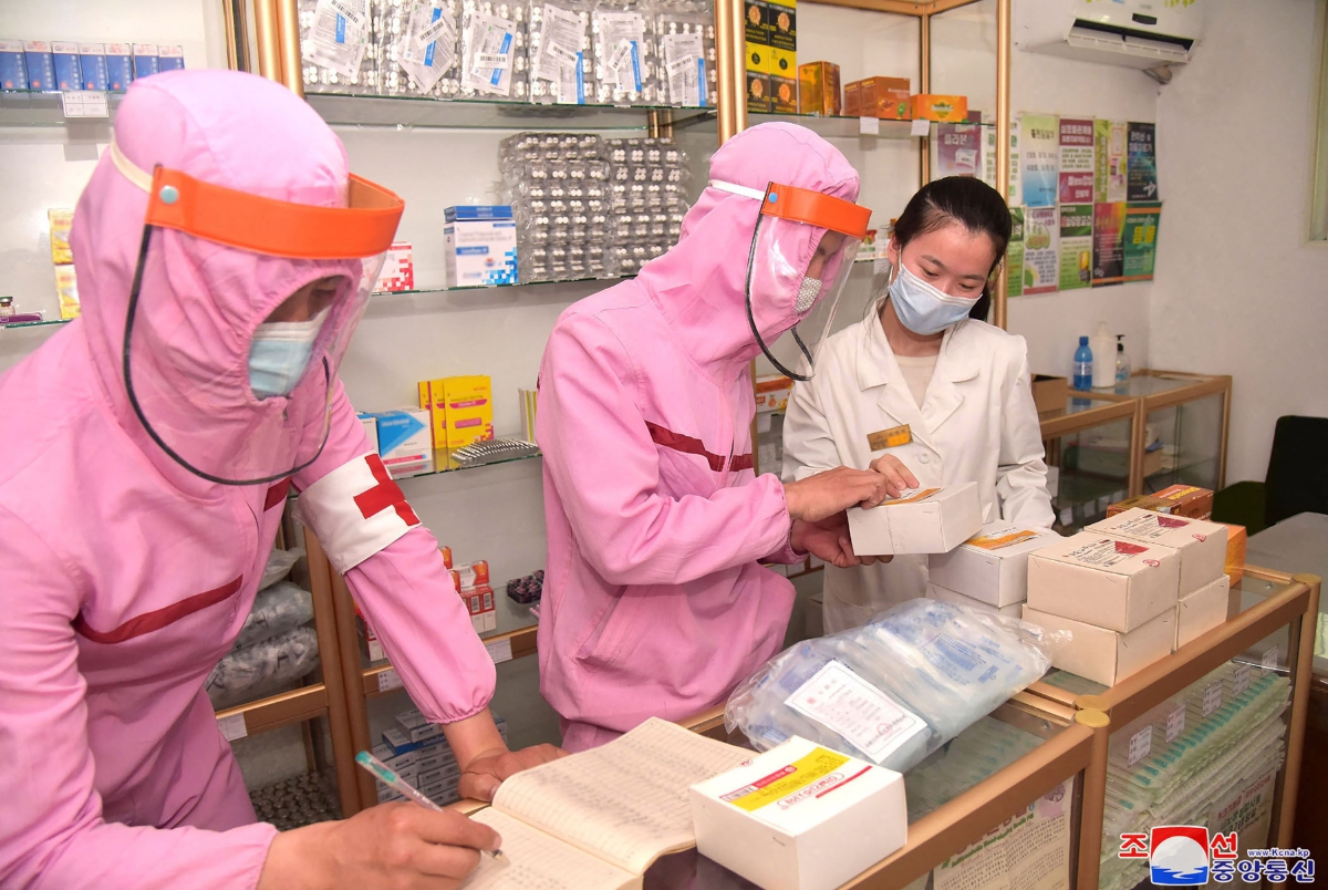 FOTO rasmi menunjukkan petugas mengedarkan ubat-ubatan di sebuah farmasi di Pyongyang. FOTO KCNA/ KNS / AFP