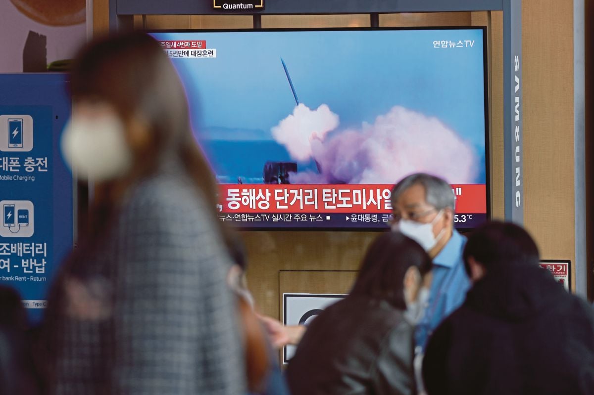 STESEN televisyen Korea Selatan memaparkan laporan pelancaran peluru berpandu oleh Korea Utara. FOTO AP 
