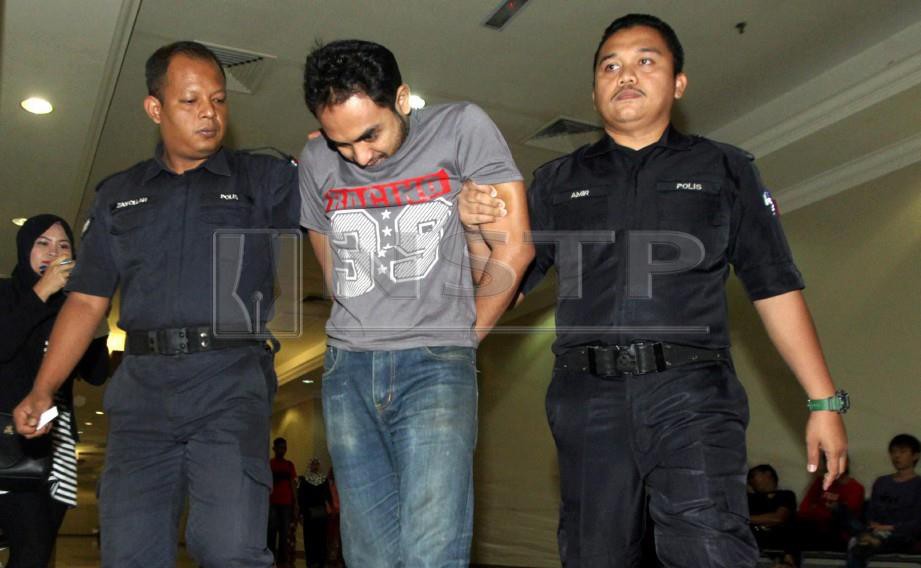 NOREDDY Mohd Nasir 29, mengaku tidak bersalah atas pertuduhan meliwat remaja bawah umur di Mahkamah Sesyen, Kompleks Mahkamah Indera Mahkota Kuantan. FOTO Farizul Hafiz Awang