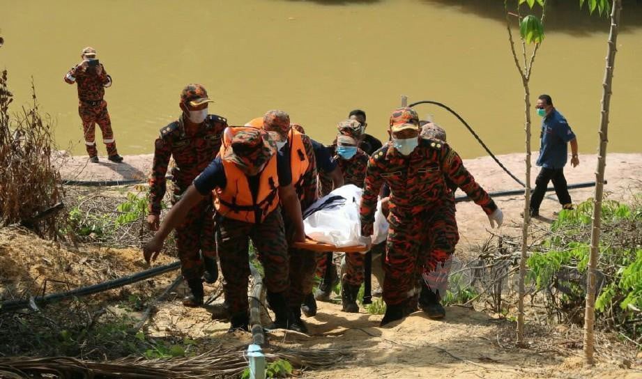 JENAZAH Norhaikal Ahmad, 17, ditemui oleh pasukan penyelamat di Sungai Segamat, hari ini. FOTO Ahmad Ismail.