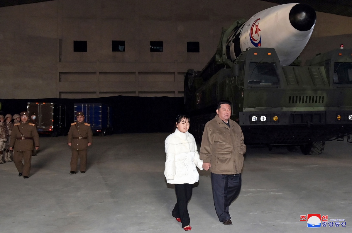 RAKAMAN gambar dikeluarkan North Korean Central News Agency menunjukkan pemimpin Korea Utara Kim Jong-Un ditemani anak perempuannya ketika pelancaran ujian peluru berpandu ICBM, baru-baru ini.  FOTO EPA/KCNA   