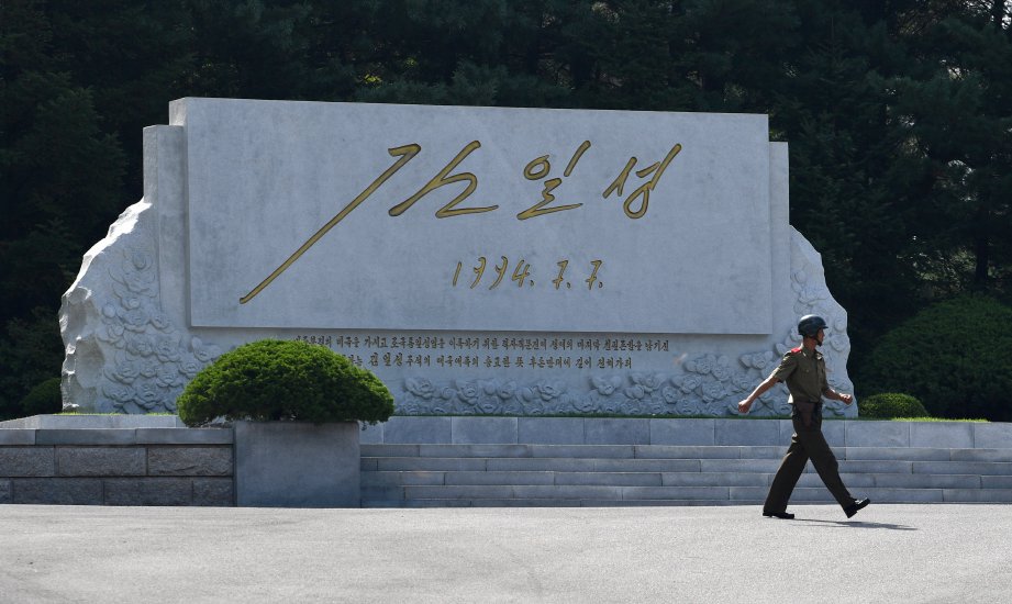 TENTERA Korea Utara berjalan melalui monumen tulisan tangan oleh Kim Il-Sung. Foto EPA