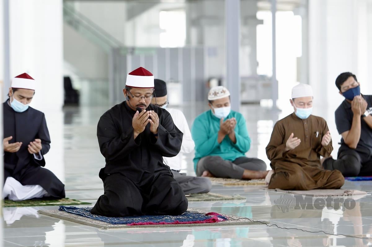 Imam Besar Masjid Tuanku Mizan Zainal Abidin, Nor Azamir Alias ketika membaca doa selepas mengimamkan solat jumaat dan solat hajat. FOTO MOHD FADLI HAMZAH