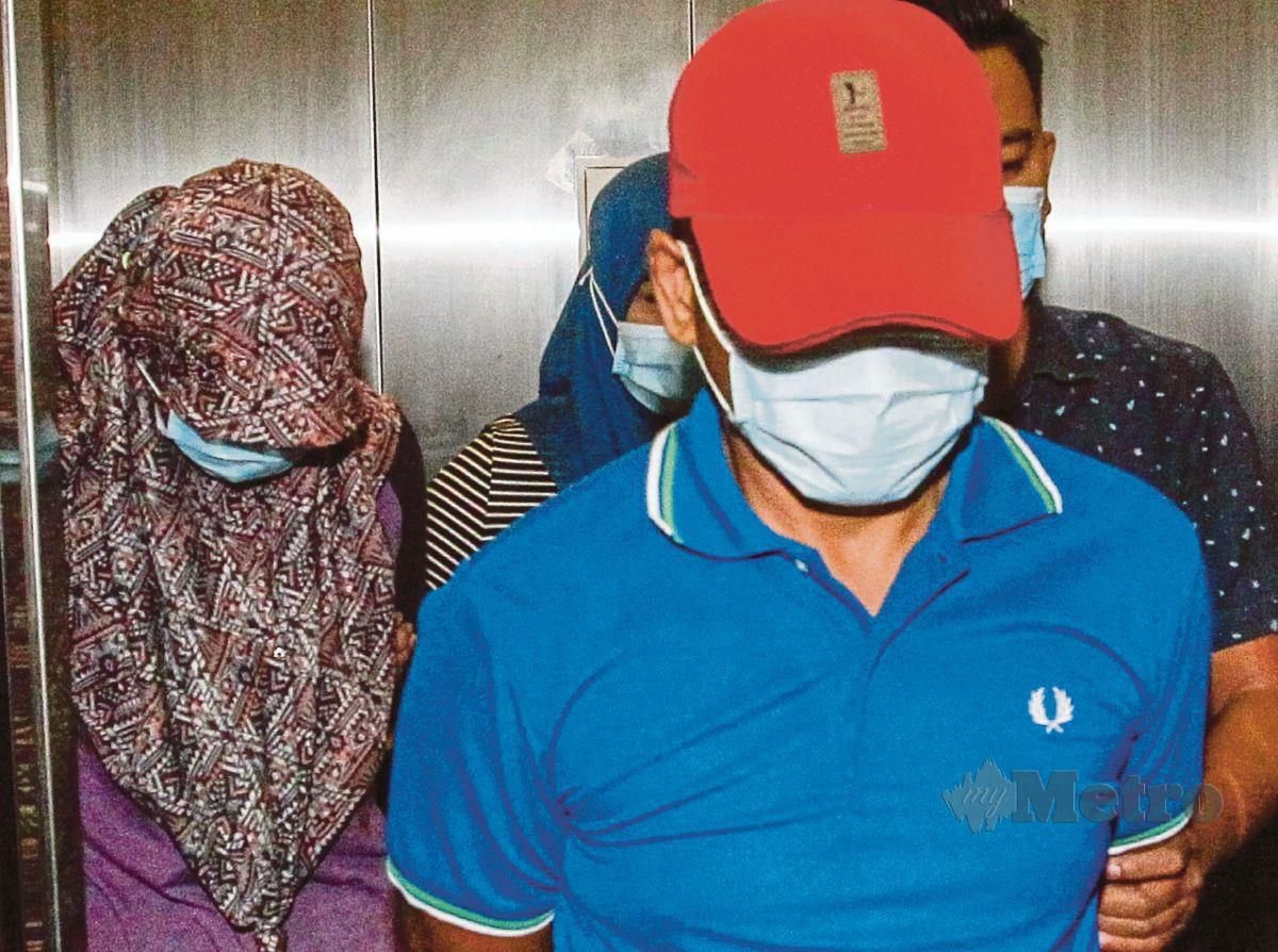Sepasang suami isteri Nor Hasni Edirin Hasan, 41, (kanan) dan Siti Hajar Hasan Basri, 36, (kiri) dihadapkan ke Mahkamah Majistret Butterworth di sini, atas 60 pertuduhan melakukan salah guna wang pada Julai dan Ogos tahun lalu. FOTO/DANIAL SAAD