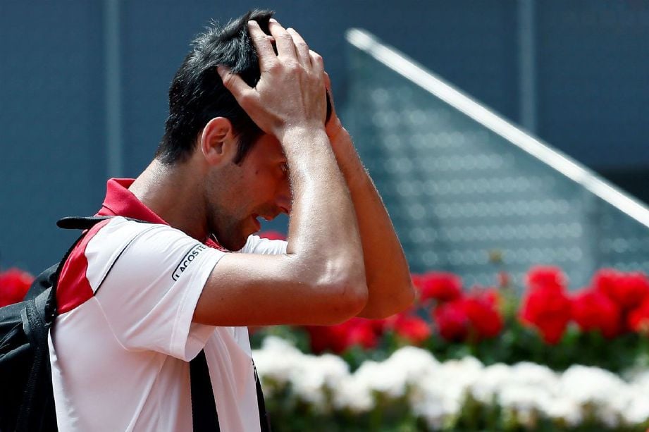 HARAPAN Novak Djokovic punah selepas tewas kepada pemain Britain, Kyle Edmund pada pusingan kedua Terbuka Madrid. Foto REUTERS 