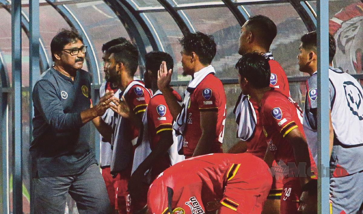 JURULATIH NSFC, K Devan (kiri) bersalaman dengan pemain selepas menewaskan Melaka United FC 2-0 di Stadium Tuanku Abdul Rahman, Paroi, Selasa lalu. FOTO AZRUL EDHAM 