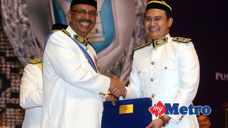 ALI Hamsa (kiri) menyampaikan Anugerah Khas Ketua Setiausaha Negara (Kepimpinan Terbaik) kepada Mohamad Adam Zakria (kanan). FOTO Surianie Mohd Hanif