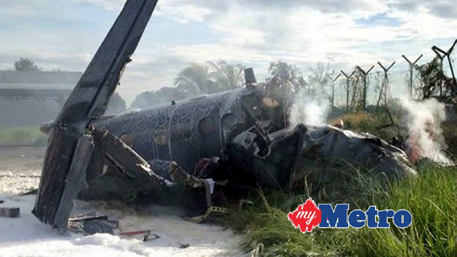 PESAWAT Beechcraft King Air 200T yang terhempas ketika mendarat di Pangkalan TUDM Butterworth. FOTO ihsan pembaca