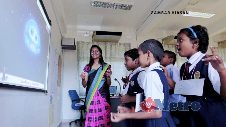 GURU mengajar muridnya menggunakan 'Smart Board'. FOTO arkib NSTP