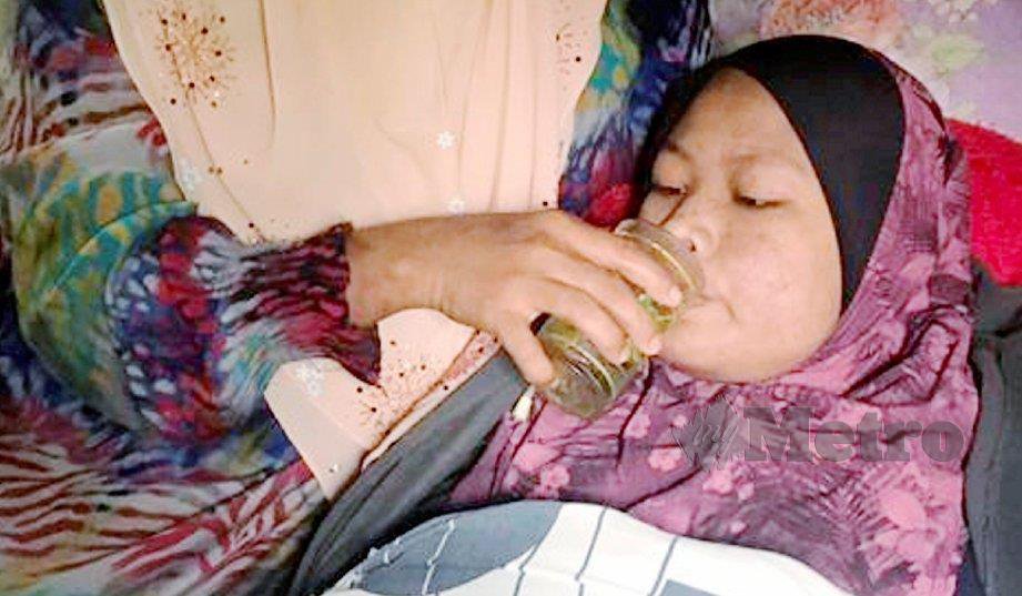 NURAIN Abdullah, 31 yang terlantar selepas menghidap penyakit buah pinggang pada Ogos tahun lalu ketika ditemui di rumahnya di Kampung Kekawang. FOTO Hazira Ahmad Zaidi