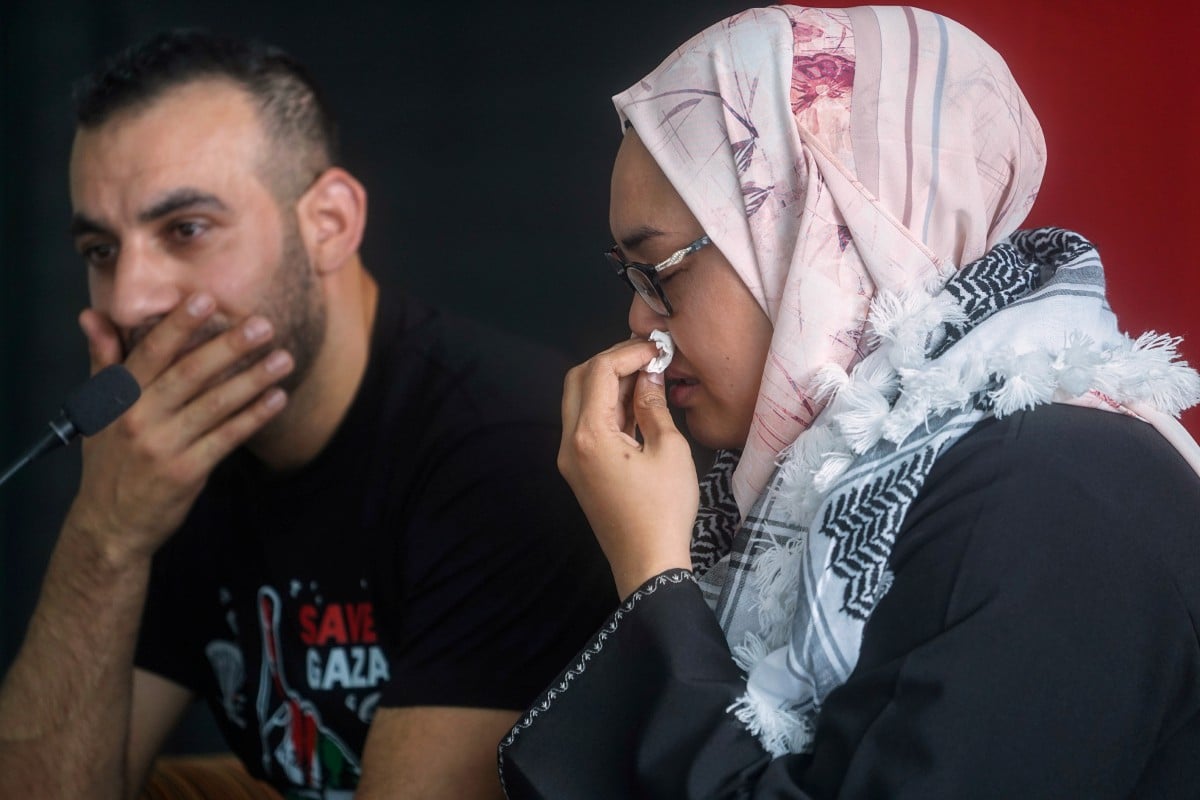 NURUL Ain (kanan) bersama suaminya tidak dapat menahan pilu ketika menceritakan pengalaman di Gaza. FOTO Bernama 