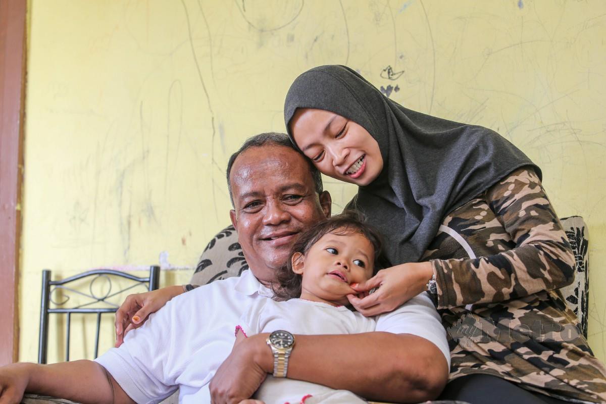 SITI Nur Huda bersama bapanya, Mohd Fadli. FOTO Aswadi Alias