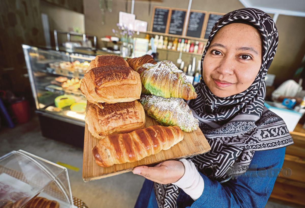 NUR Iylia menunjukkan pelbagai aneka Croissant yang dijual di kedai pastri miliknya di Jalan Pengkalan Putra, Ipoh, semalam. FOTO BERNAMA