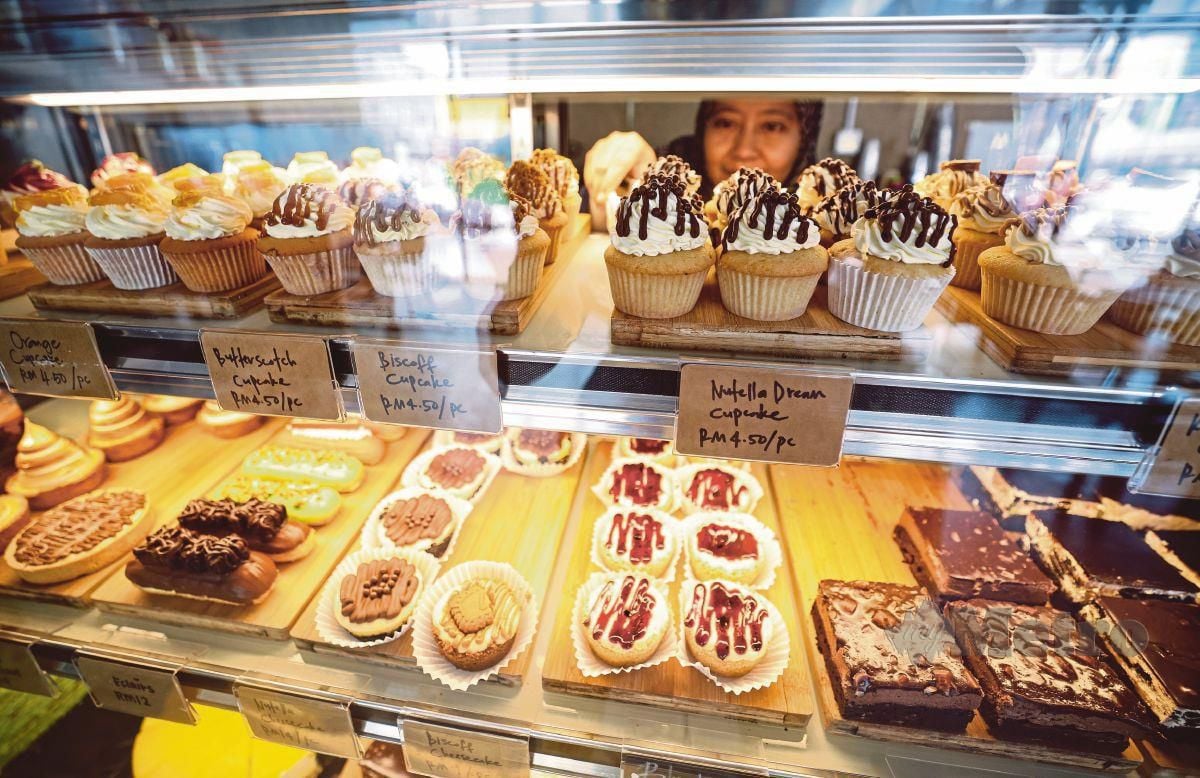 NUR Iylia menyusun pelbagai aneka pastri di kedainya di Jalan Pengkalan Putra. FOTO BERNAMA