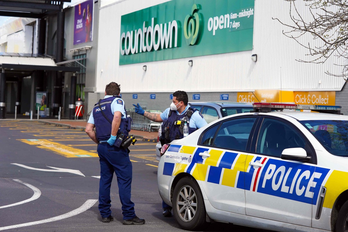 Anggota polis mengawal lokasi kejadian serangan pengganas di sebuah pasar raya di Lynn Mall, Auckland yang menyebabkan enam cedera. Foto AFP