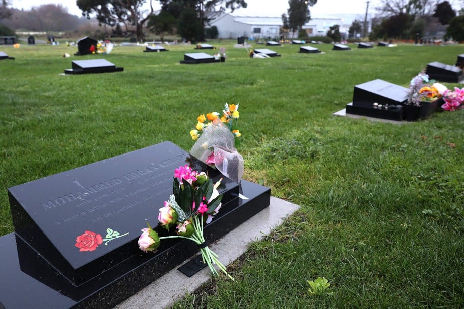 PUSARA salah seorang mangsa serangan masjid di Christchurch, tahun lalu. FOTO AFP