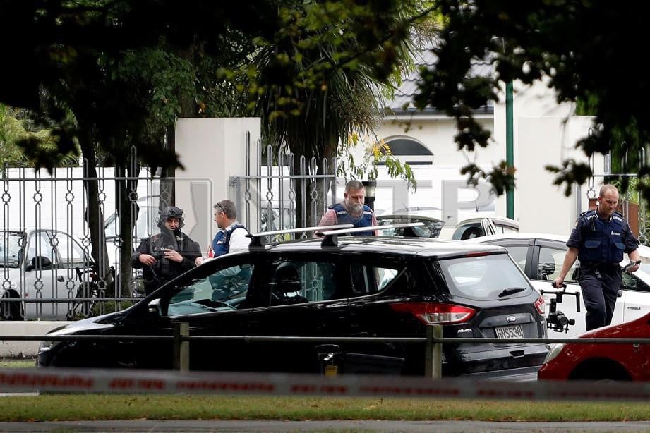 POLIS kelihatan di sekitar masjid yang diserang pengganas di Christchurch di New Zealand. FOTO AFP