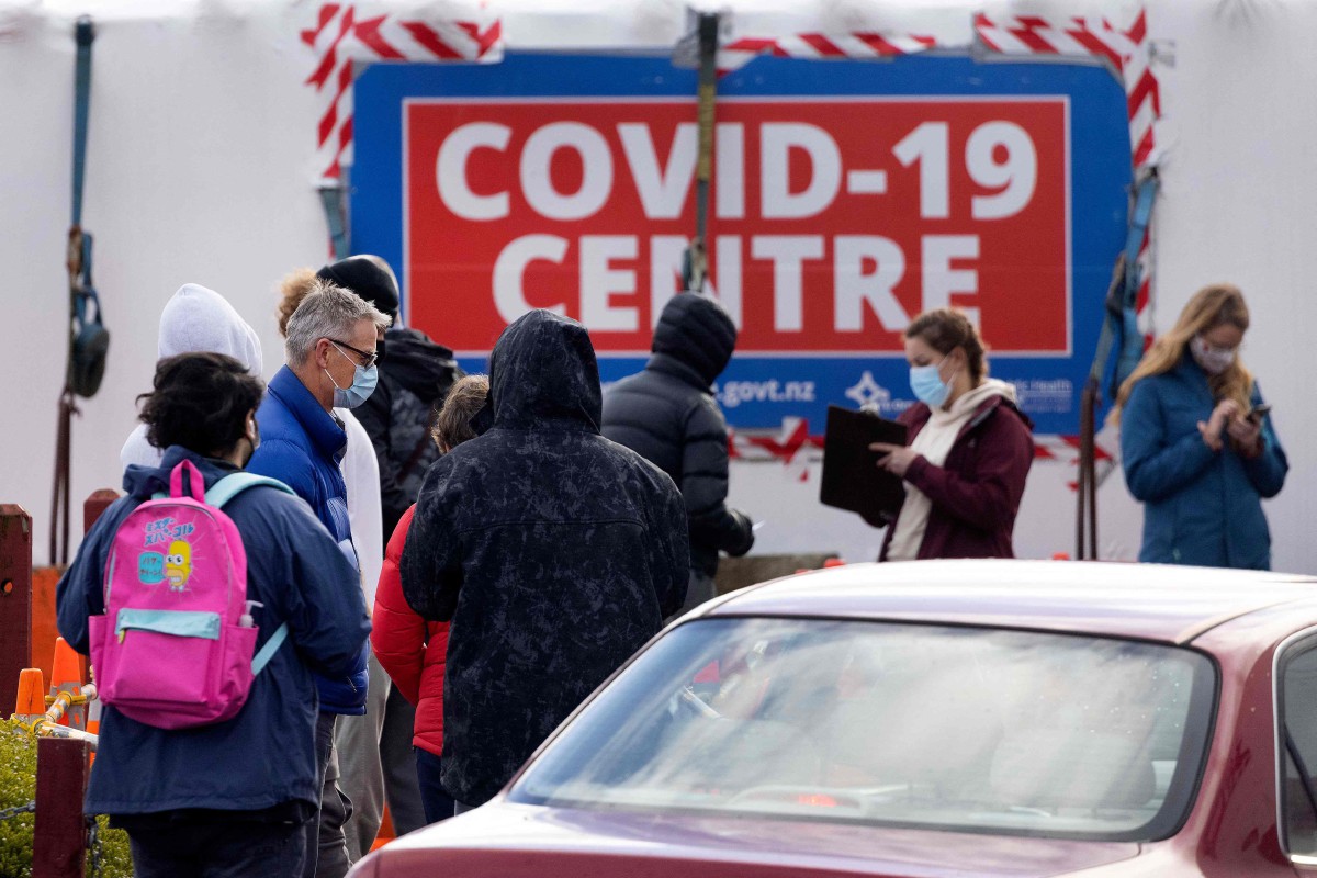 PENDUDUK berkunjung ke pusat saringan Covid-19 ketika sekatan pergerakan dilaksanakan di Wellington, hari ini. FOTO AFP