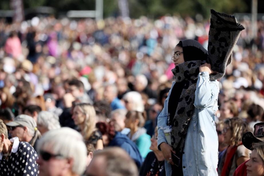 RIBUAN rakyat New Zealand daripada pelbagai agama membanjiri bandar South Island, hari ini bagi mengikuti upacara memperingati 50 mangsa yang terkorban dalam serangan ganas di dua masjid di Christchurch. FOTO AFP