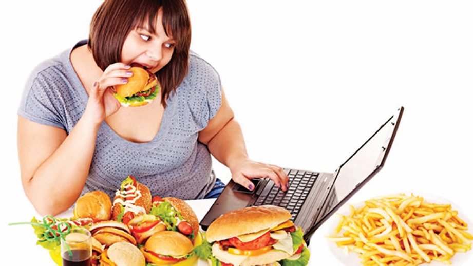 TABIAT pemakanan tidak sihat, waktu kerja yang panjang, dan kekurangan senaman adalah antara faktor yang menyumbang penyakit jantung (gambar hiasan).