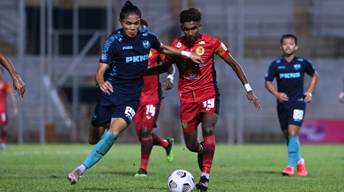 AKSI antara Selangor FC 2 dan NSFC dalam perlawanan Liga Perdana di Stadium Tuanku Abdul Rahman, Paroi, malam ini. FOTO Ihsan NSFC.
