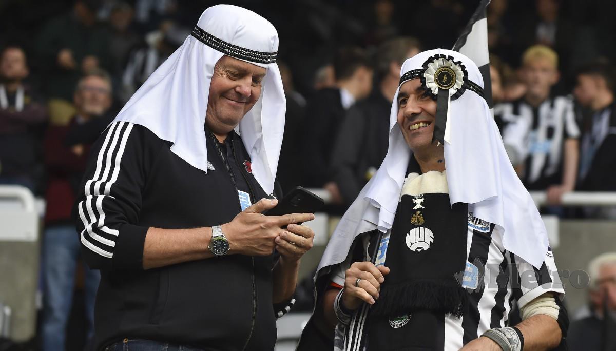 DUA penyokong Newcastle berpakaian ala Arab ketika menyaksikan perlawanan menentang Tottenham. FOTO EPA