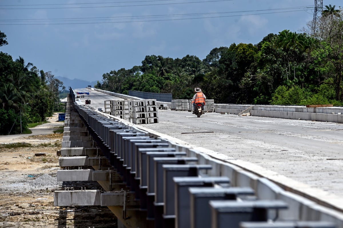 KERJA pembinaan projek Laluan Rel Pantai Timur (ECRL) di Terengganu sudah mencapai kemajuan 80.28 peratus setakat Februari lalu. FOTO Bernama
