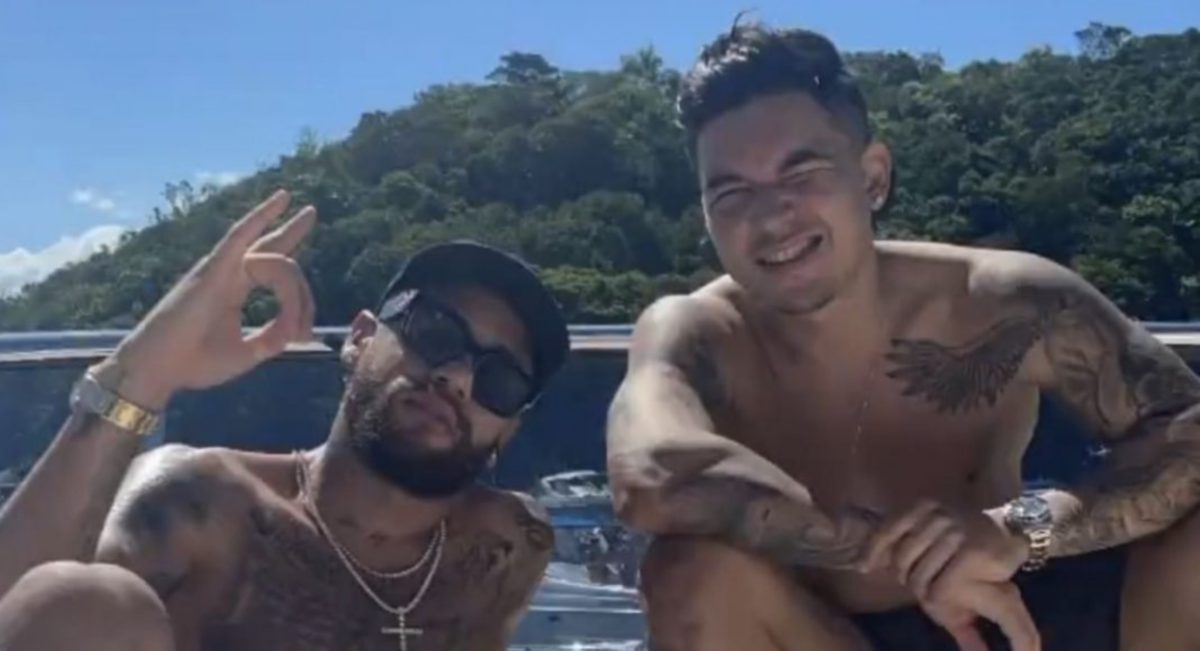 NEYMAR (kiri) dikatakan tidak berada di rumahnya sebaliknya berehat di pantai di Santa Catarina bersama rakannya. FOTO Agensi
