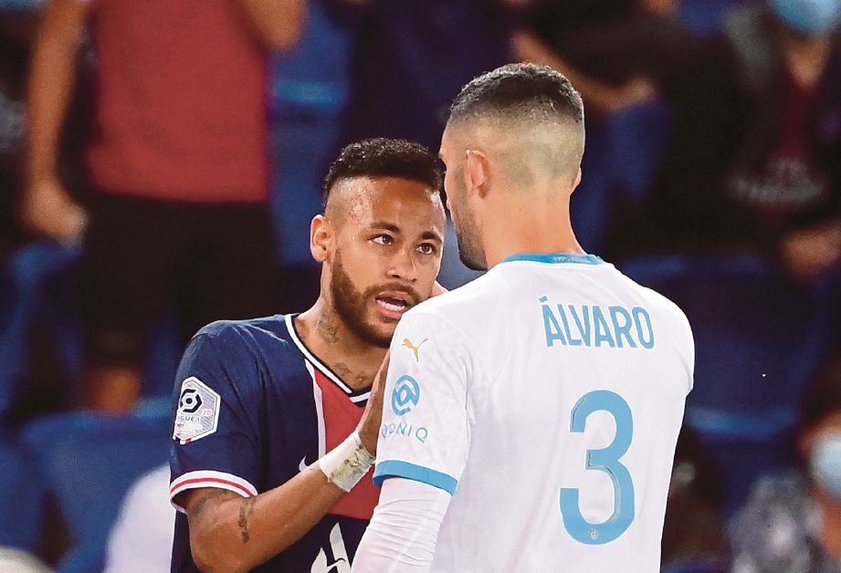 Neymar bertindak memukul belakang kepada Gonzalez. FOTO AFP 