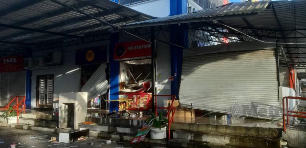 KEADAAN pintu empat premis di dalam sebuah pasar raya di Demak Laut pecah akibat letupan hari ini. FOTO Melvin Joni