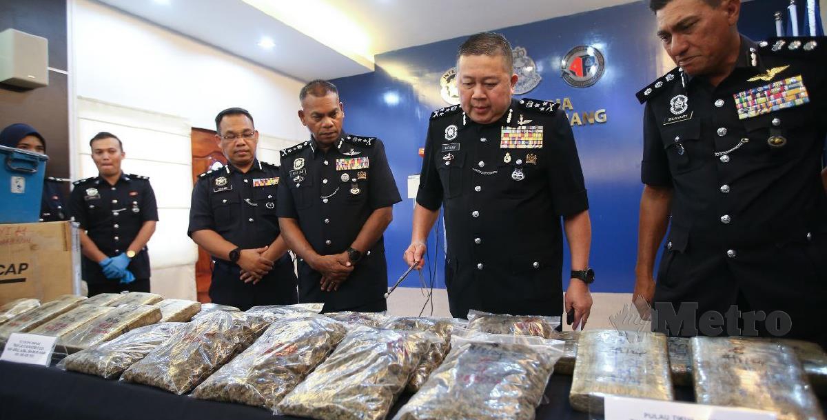 Khaw Kok Chin (tiga dari kiri) menunjukkan merampasan dadah jenis ganja sebanyak 21 kilogram yang bernilai RM66,000 pada sidang media di Ibu Pejabat Kontinjen Polis Pulau Pinang di sini hari ini. FOTO MIKAIL ONG​  
