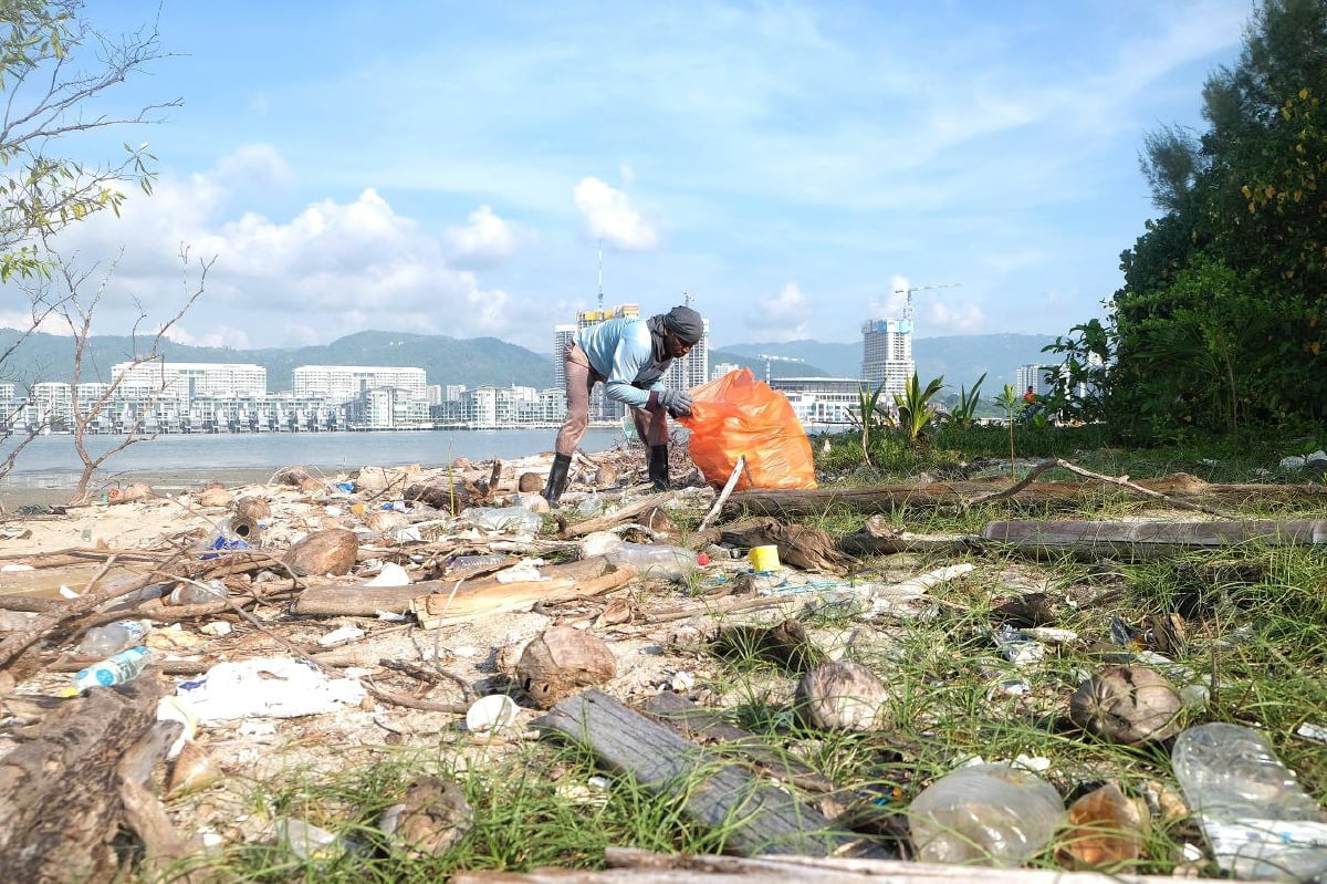 PELBAGAI sampah hanyut dikumpul di Pulau Gazumbo, Georgetown.